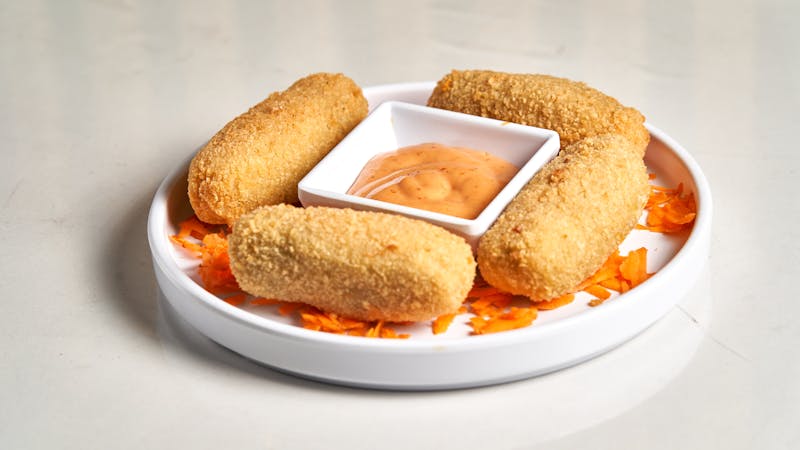 Mozzarella sticks golden fried with marinara sauce